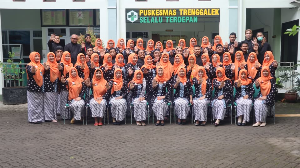 Dokter memeriksa pasien